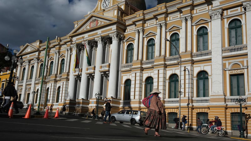 Una mujer aimara camina frente al Palacio Legislativo este miércoles, en La Paz (Bolivia). Un proyecto de ley presentado en Bolivia que plantea la posibilidad de esterilizar de manera obligatoria, bajo control judicial, a mujeres en situación de calle ha desatado el rechazo de la Defensoría del Pueblo y organizaciones de derechos humanos, que advierten de que la medida vulneraría derechos fundamentales.