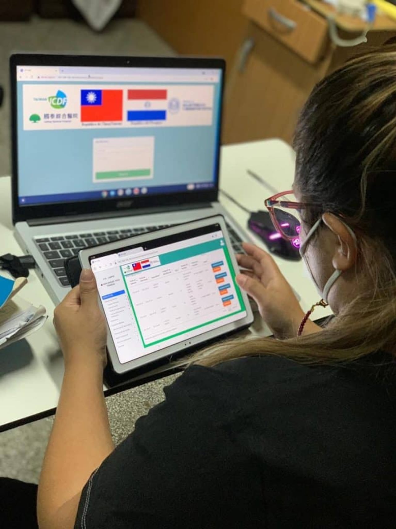 La conectividad llega además en áreas de la salud, con más de 1.100 establecimientosque registran, procesan consultas y dan seguimiento al paciente mediante el Sistema deInformación de Salud (HIS).