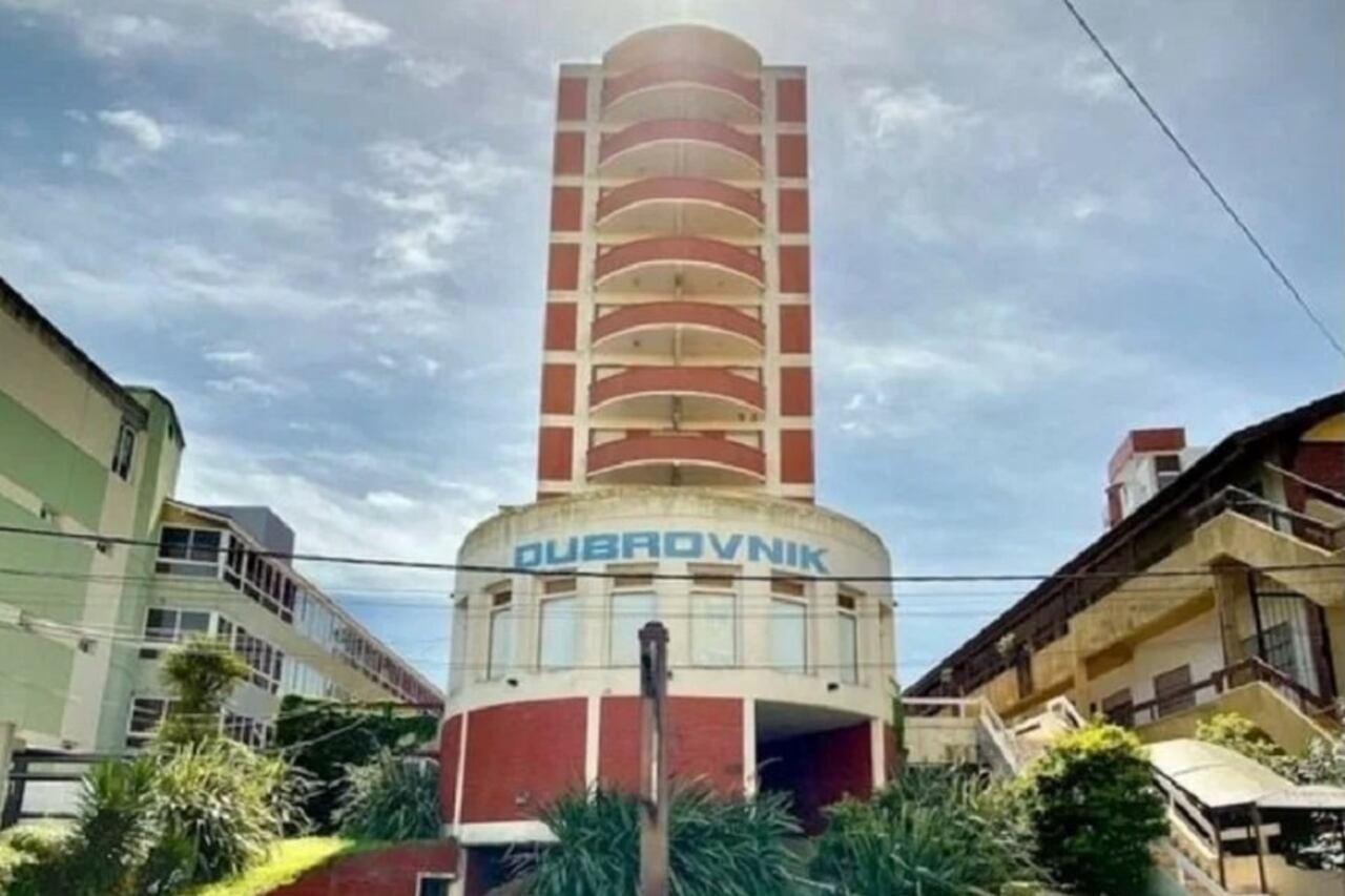 El edificio colapsado funcionaba como un hotel en la veraniega ciudad de Villa Gesell