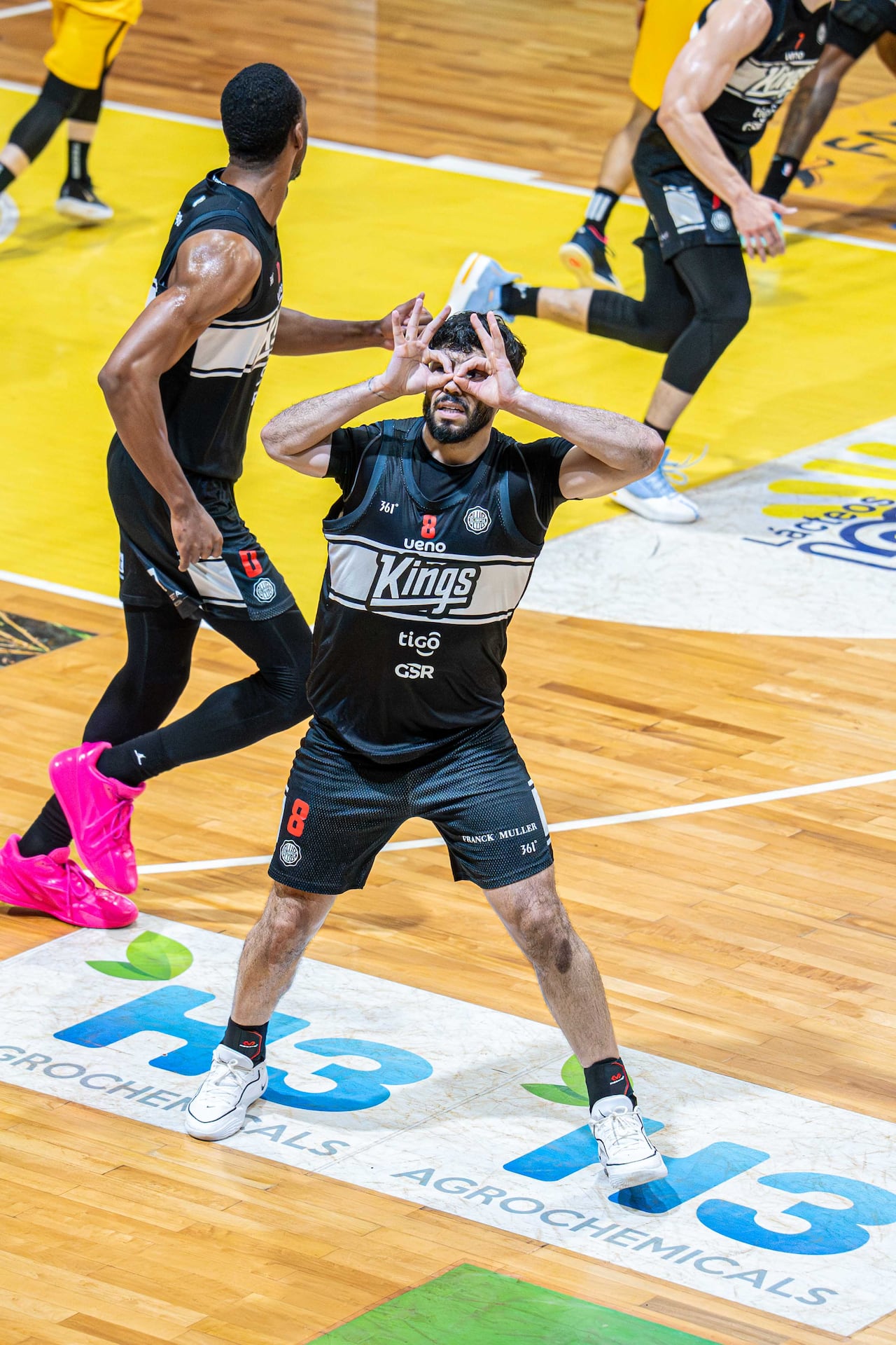 El capitán y su festejo clásico. Edgar "Titi" Riveros fue la gran figura de Olimpia en el triunfo ante Colonias.