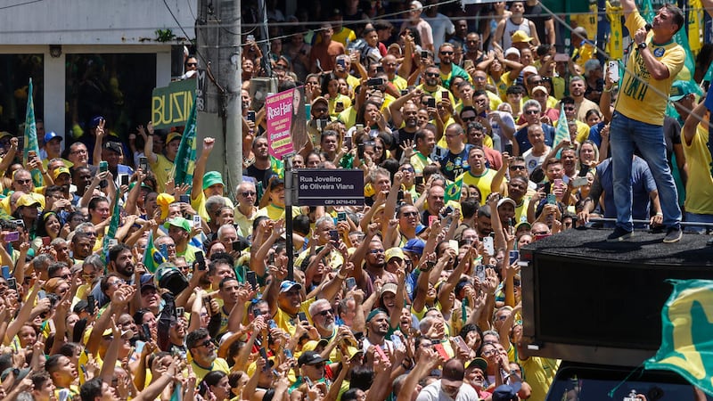 El candidato a la presidencia de Brasil, Flavio Bolsonaro, participa en un acto de campaña acompañado de sus seguidores ayer en São Gonçalo (Brasil).