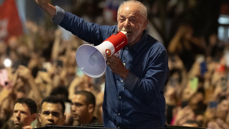 El presidente de Brasil, Luiz Inácio Lula da Silva (i), quien ganó la segunda vuelta de las elecciones con un 51,79 % de los votos, frente al 48,21 % del senador ultraderechista Flávio Bolsonaro, habla frente a simpatizantes este domingo, en Sao Paulo (Brasil).