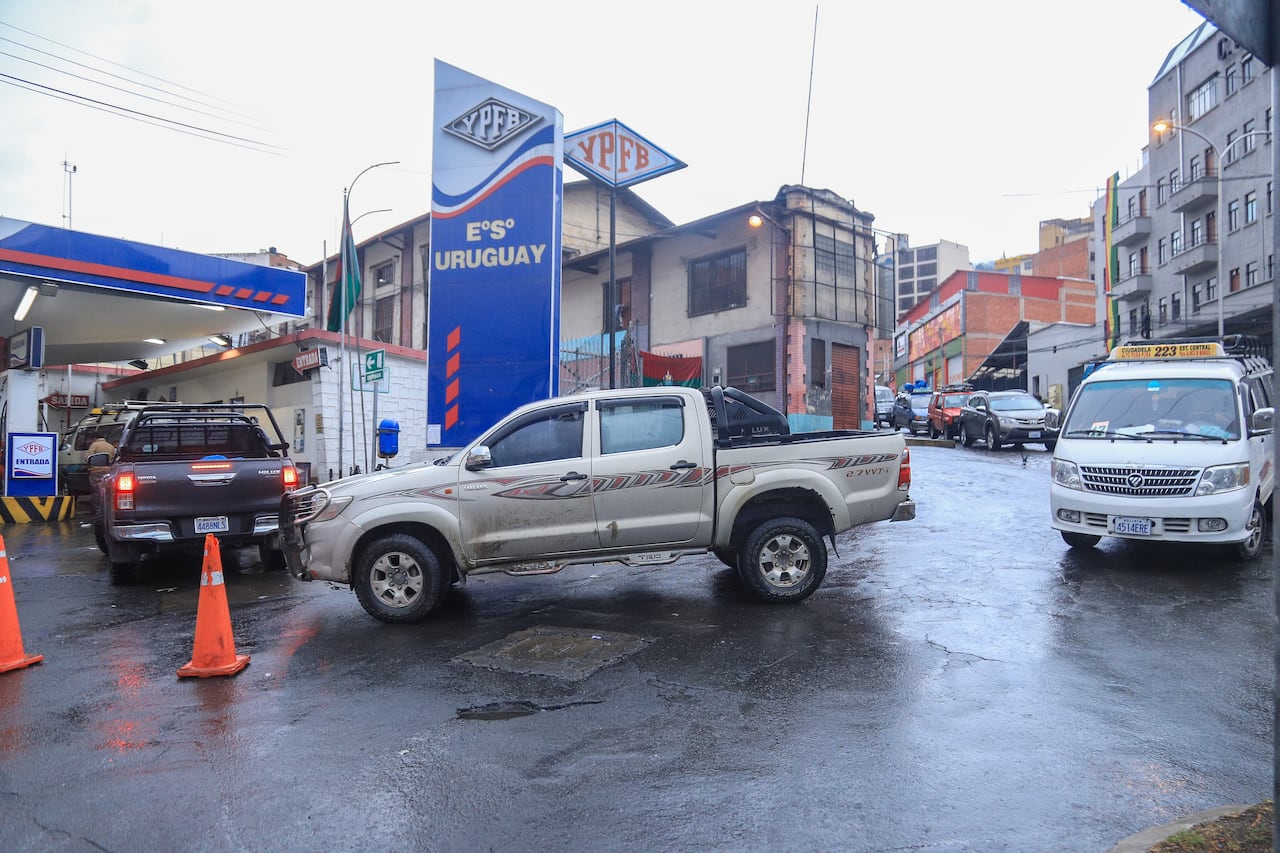 AME1690. LA PAZ (BOLIVIA), 24/08/2026.- Vehículos hacen fila para abastecerse de gasolina en una estación de servicio este lunes, en La Paz (Bolivia). EFE/ Gabriel Márquez