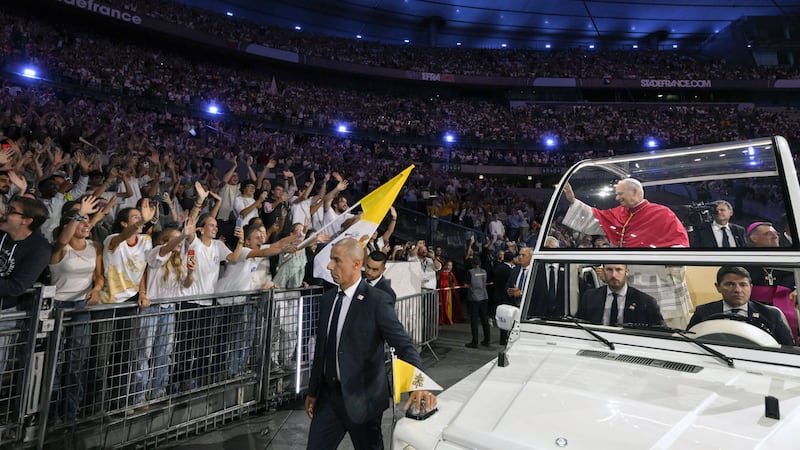 El papa León XIV comparte en el estadio de Francia, en Saint-Denis, la vigilia con unos 80.000 jóvenes.
