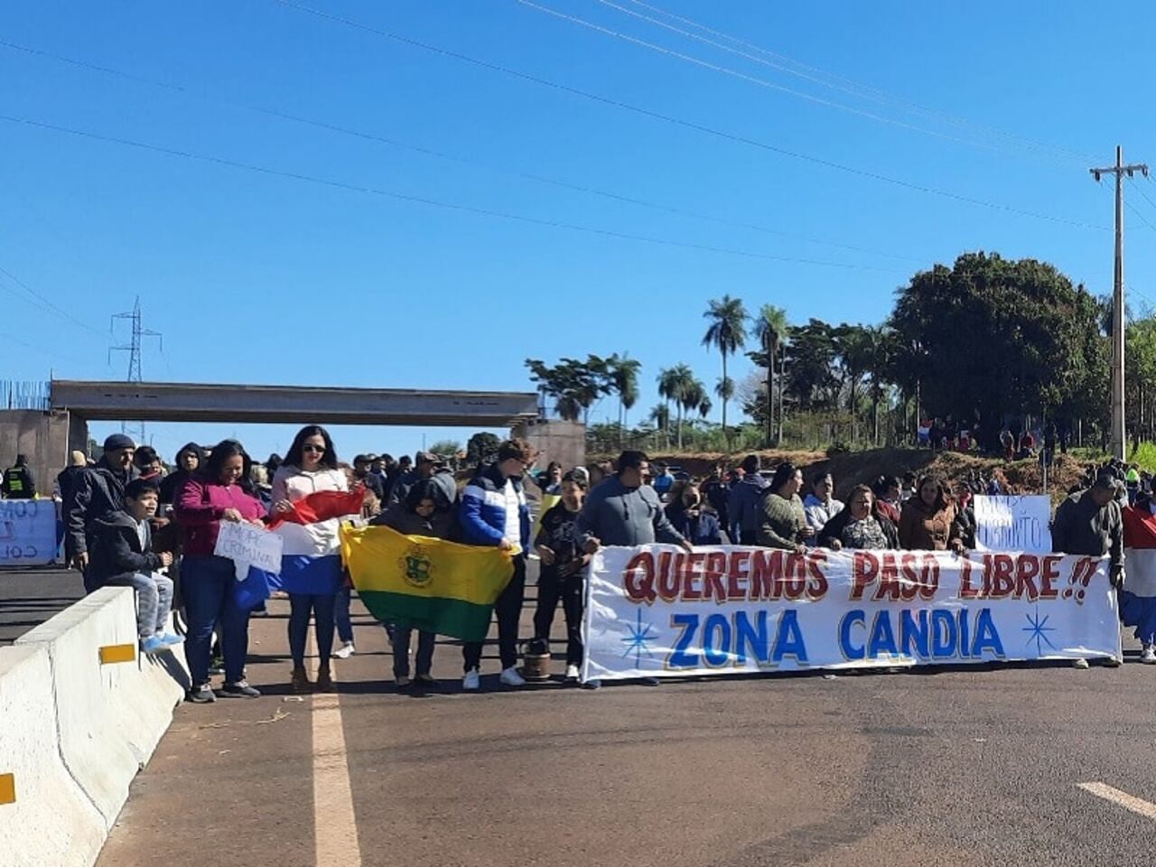 El 13 de julio pasado, vecinos de Caacupé y Atyrá se autoconvocaron para protestar por el corte de PY-02 en el cruce de la ruta que une estas dos ciudades. Foto: elotropais.org