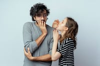 La halitosis puede originarse en la boca, la garganta o el estómago