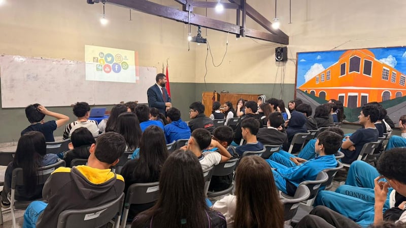 En la conversación con funcionarios especializados, los jóvenes aprendieron sobre seguridad digital ante delitos informáticos y redes sociales.
