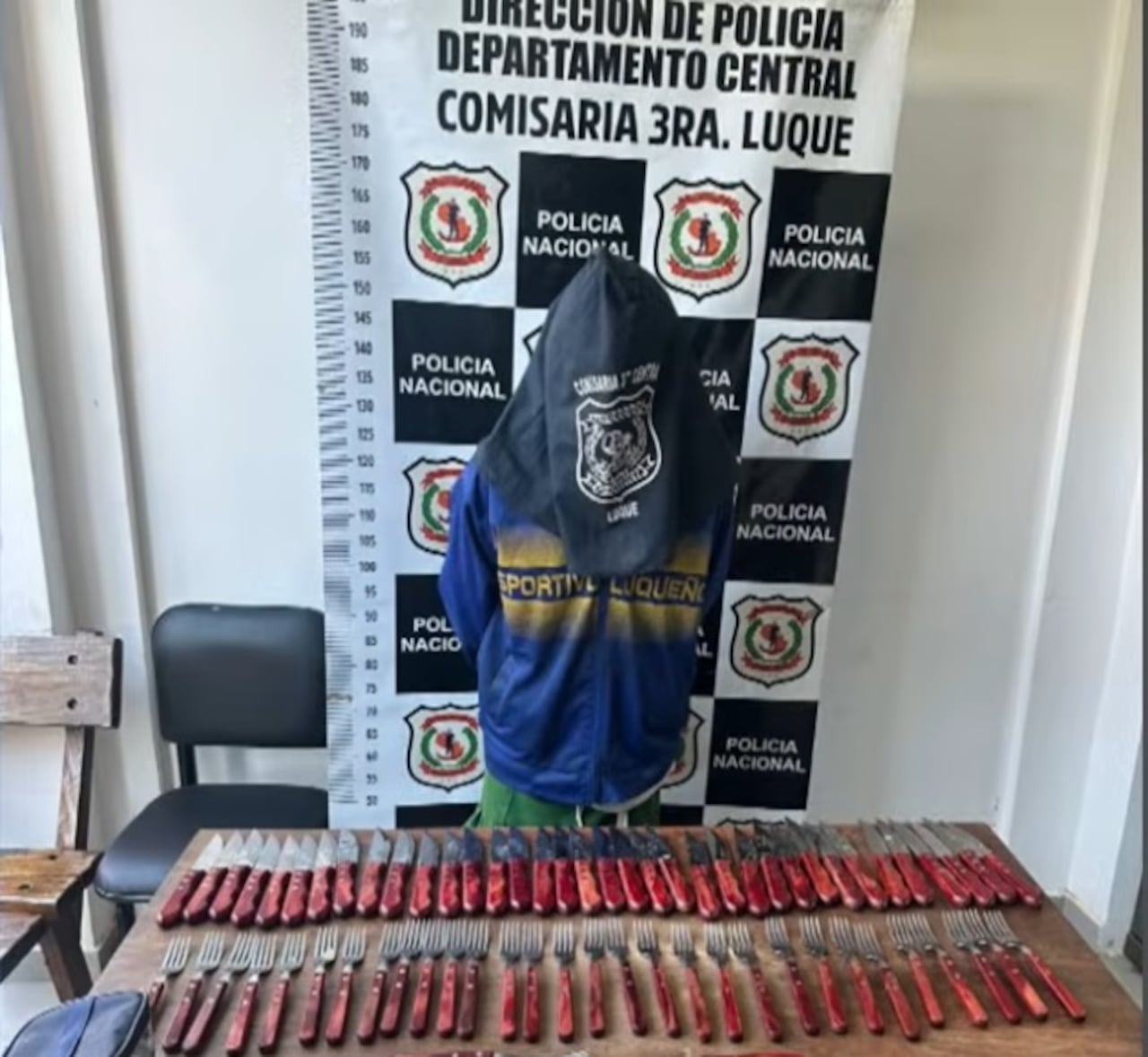 Los cubiertos fueron devueltos a la víctima.