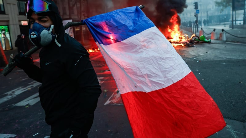 Una marea de estudiantes protesta en París en un ambiente de enfrentamiento con la policía.