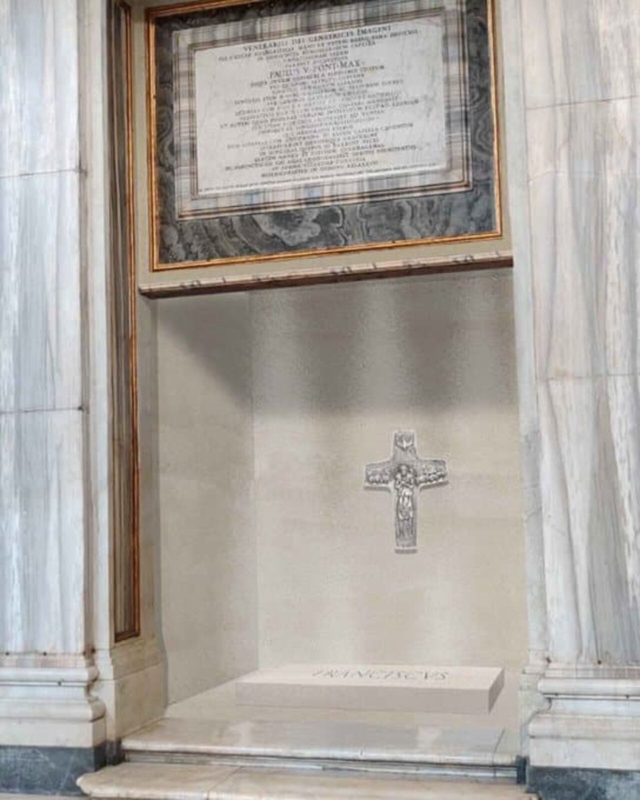 Así será la tumba del Papa Francisco, hecha en mármol de Liguria con la inscripción “FRANCISCUS” yuna reproducción de su cruz pectoral. La tumba está ubicada en la Basílica de Santa María la Mayor,cerca del Altar de San Francisco.