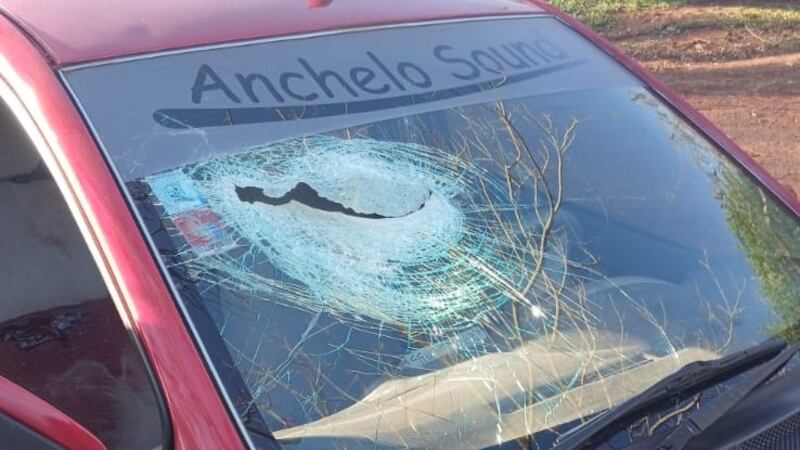 Una mujer que viajaba de acompañante en un automóvil falleció cuando un objeto metálico desprendido de un camión de gran porte con el que se cruzaron en la ruta atravesó el parabrisas y le destrozó el cráneo.