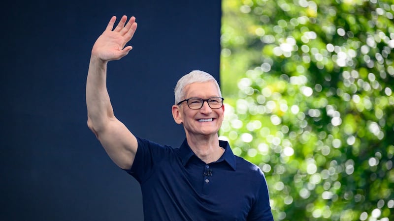 Tim Cook , director ejecutivo de Apple, se despide hoy de su puesto que lo heredó del fundador de la tecnológica Steve Jobs.