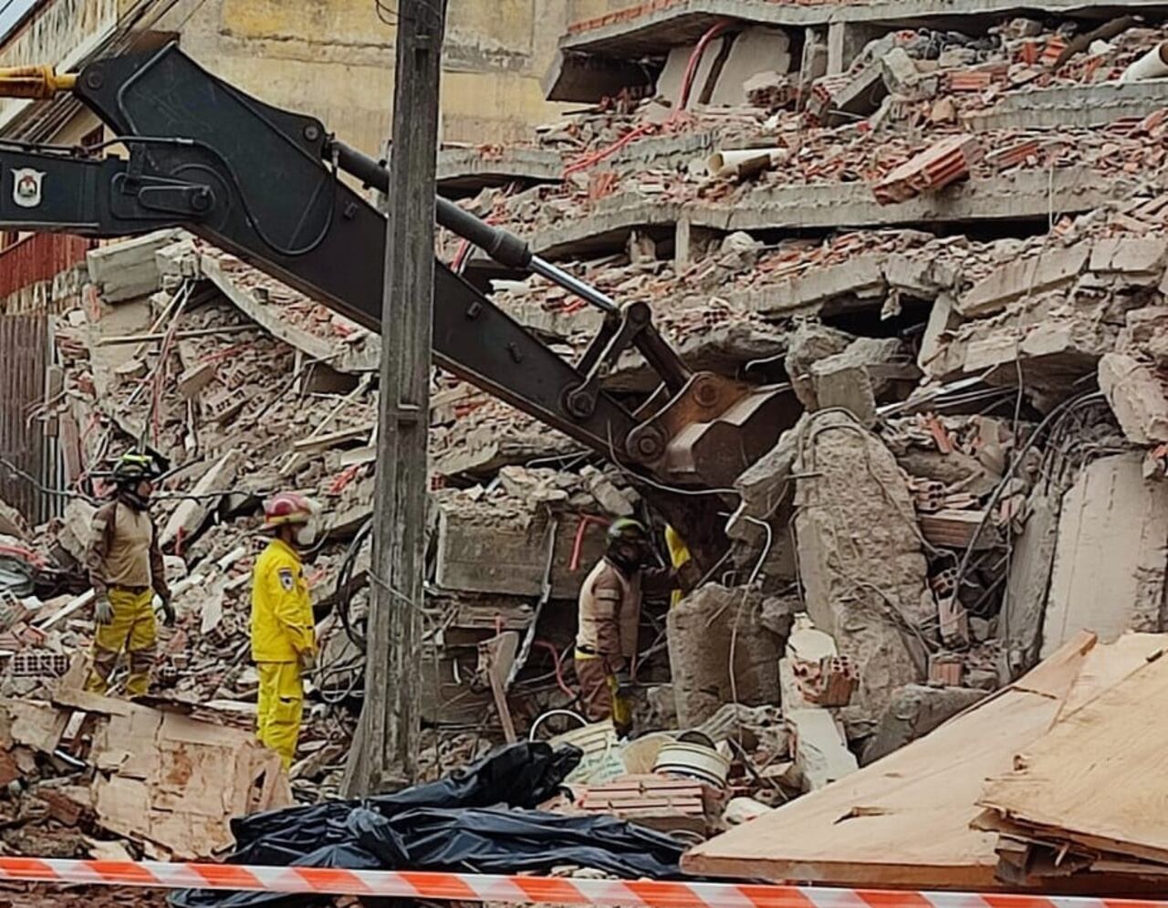 Bomberos rescataron los cuerpos de dos mujeres que dormían en una de las habitaciones del edificio siniestrado.