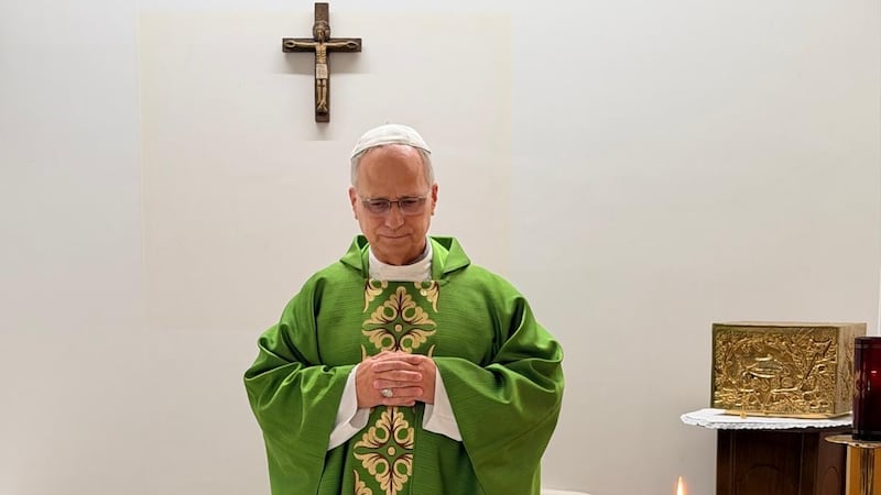 El Vaticano ha publicado hoy la primera imagen del papa León XIV tras su operación de pulmón, oficiando misa junto a su secretario personal, el peruano Edgar Rimaycuna, en el hospital romano donde continúa ingresado. Las dos fotografías, que muestran al papa con un aparente buen aspecto, fueron tomadas este mediodía de viernes en la sala habilitada en la décima planta del hospital Gemelli de Roma para acoger al pontífice durante su convalecencia, ya que el apartamento privado que posee el Vaticano está en obras.