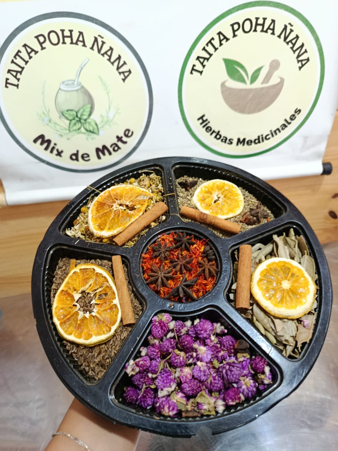 Hierbas medicinales y cítricos deshidratados que Lilian utiliza para las mezclas artesanales que procesa y comercializa en su local de Santa Rosa.