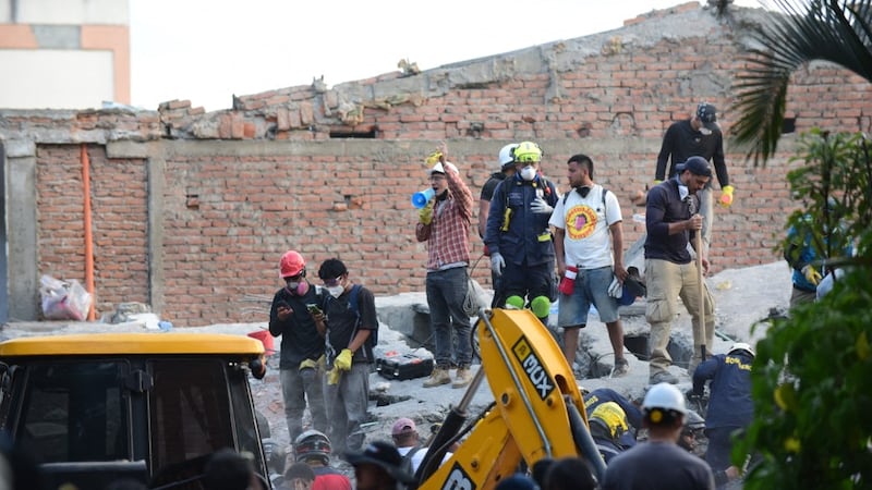 Rescatistas y voluntarios trabajan en una zona de la ciudad de Cali, afectada por el terremoto que golpeó Colombia, el pasado lunes.