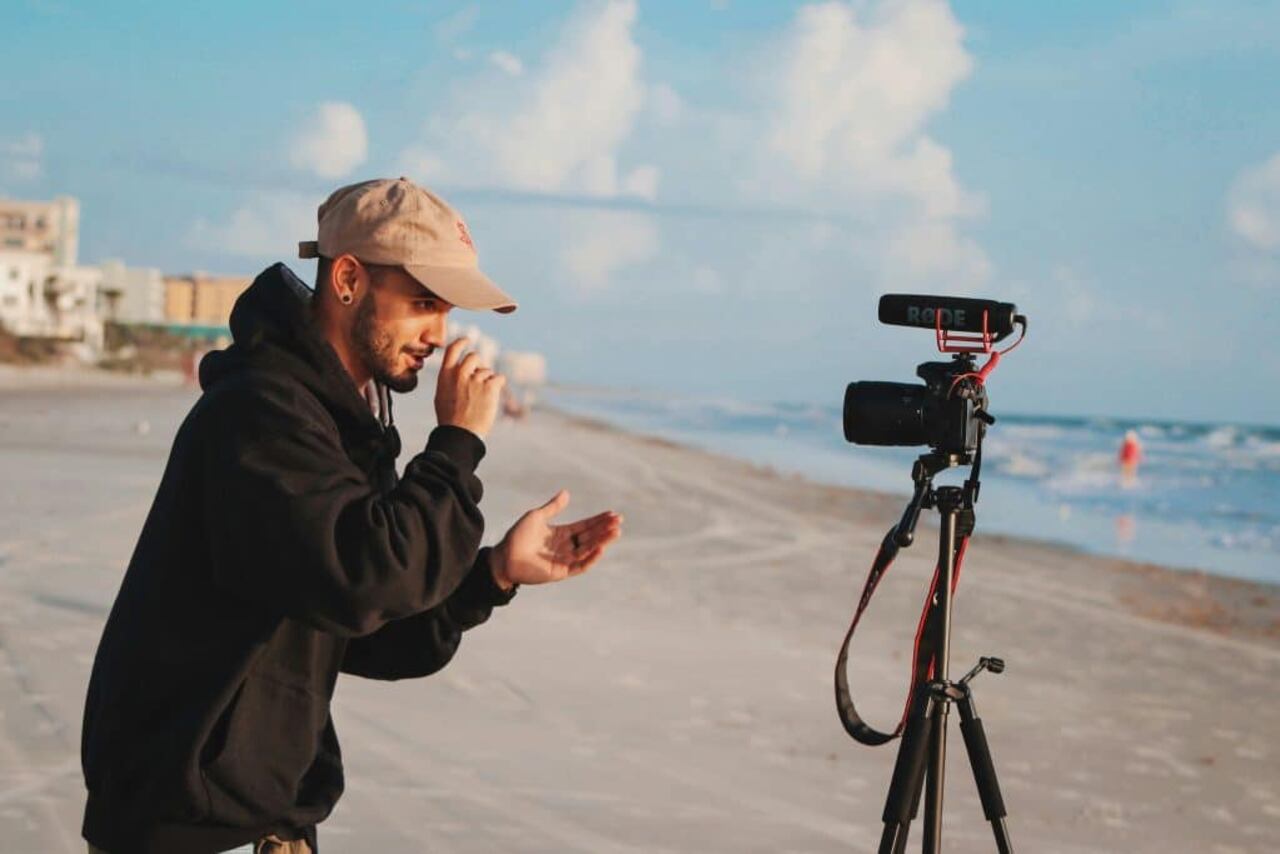La creación de contenido que vemos en línea tiene una alta producción audiovisual.