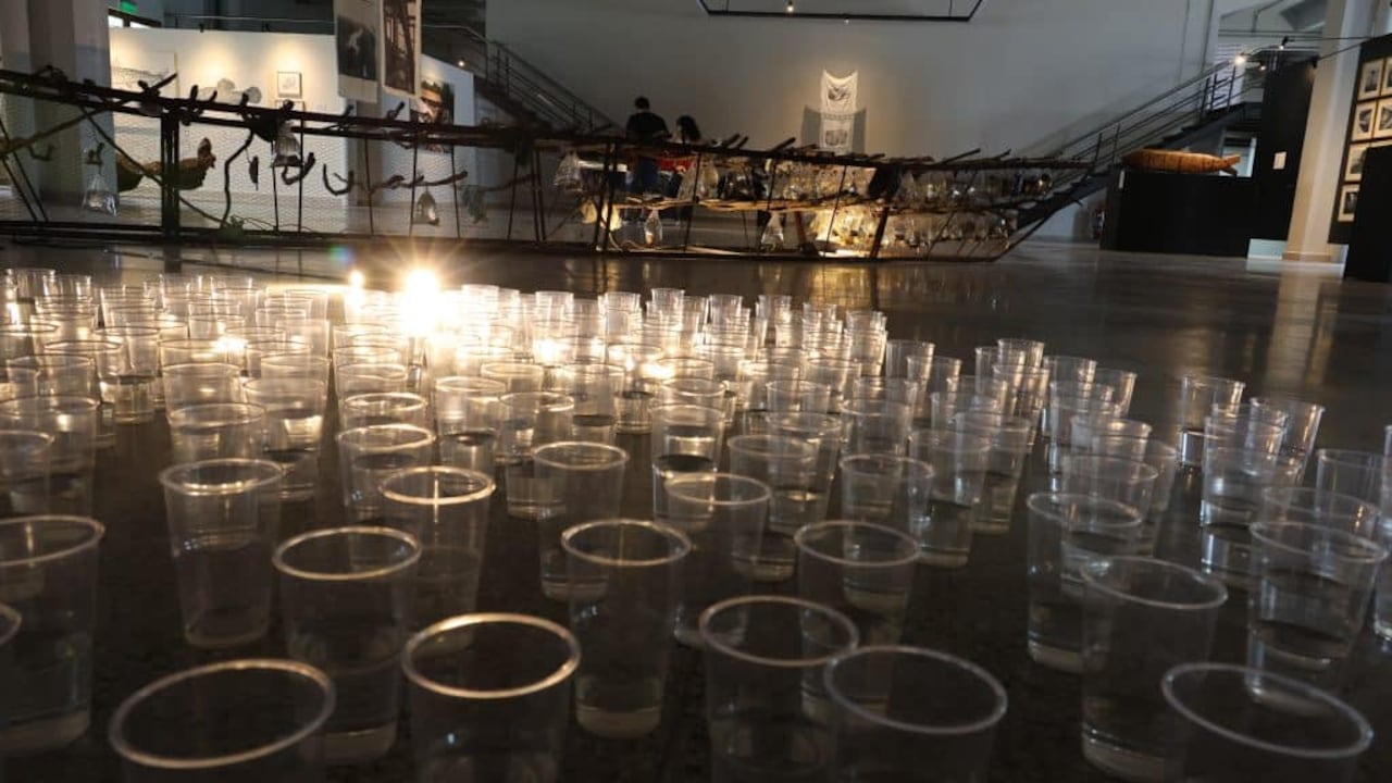 Instalación de Mónica González realizadacon vasos, como una manera deencapsular el río.