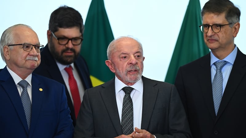 El presidente de Brasil, Luiz Inácio Lula da Silva (c), habla junto al presidente de la Suprema Corte, Edson Fachinal (i), y el Fiscal General, Paulo Gonet (d), durante una ceremonia de sanción de leyes hoy, en el Palacio del Planalto en Brasilia (Brasil). Lula da Silva manifestó su temor a que los brasileños pierdan "la esperanza, la fe y la credibilidad en las instituciones" tras las sospechas surgidas contra jueces de la Corte Suprema.