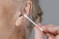 El exceso de cerumen causa zumbidos y puede provocar la pérdida auditiva