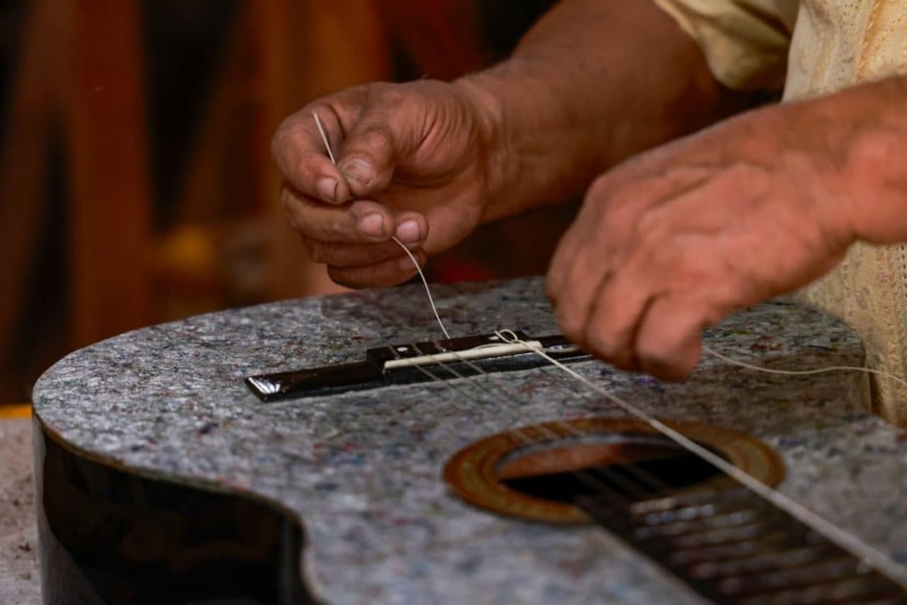 Elaboración de la eco guitarra conenvases de tetra pak reciclados.