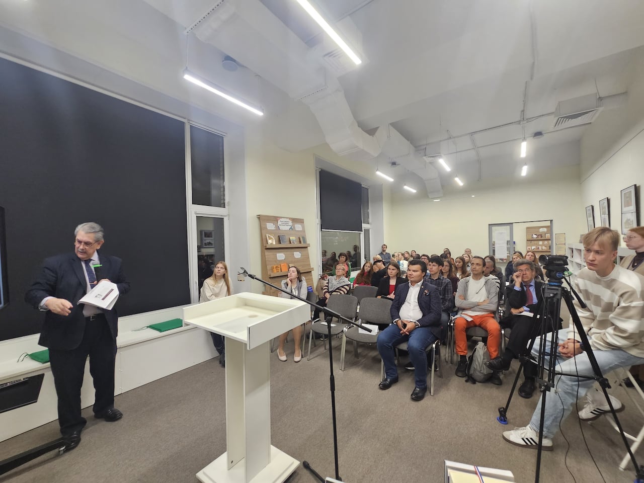 “Muchas lenguas indígenas se van perdiendo con el avance de la tecnología y las redes sociales. Por eso difundir el guaraní también es una manera de preservar una tradición”, sostuvo el embajador Peña.