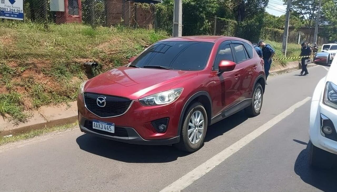 La camioneta Mazda CX-5 recuperada por la Policía, tras ser abandonada por los atacantes.