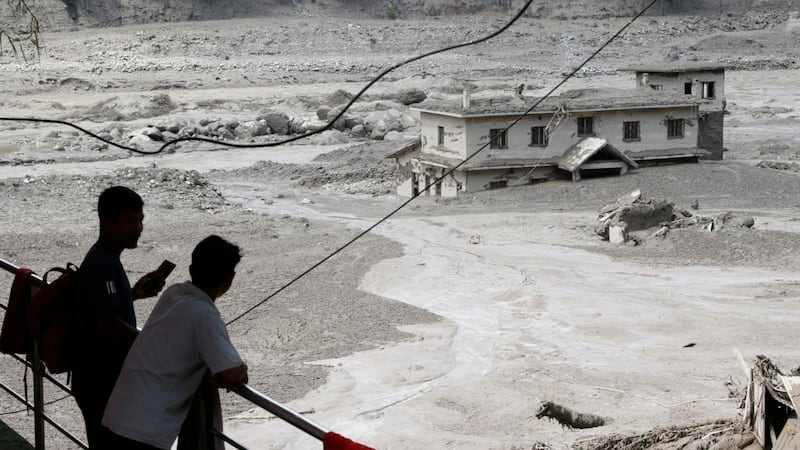 La comunidad Trishuli Bazar, en Nepal, quedó gran parte sepultada por el barro de las montañas. La riada y deslave afectó a Nepal y Tíbet, China.