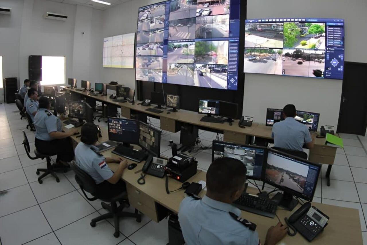 Refuerzan operadores con recién egresados el centro de emergencias ante picos dellamadas.