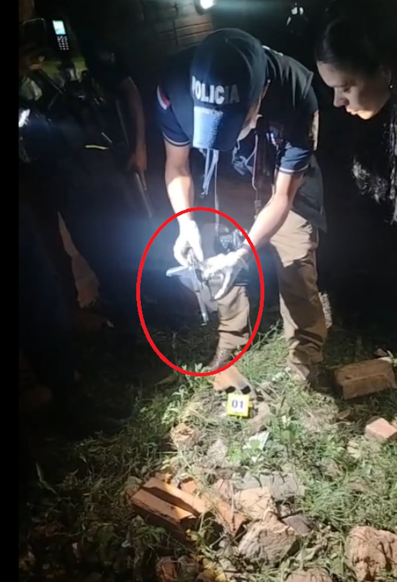En la vivienda se encontró un revólver