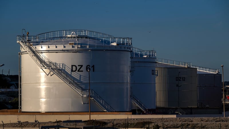 Refinería de petróleo en Martigues, Francia. (AFP)
