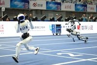 Los robots de Pekín corren más, pero aún no saben frenar