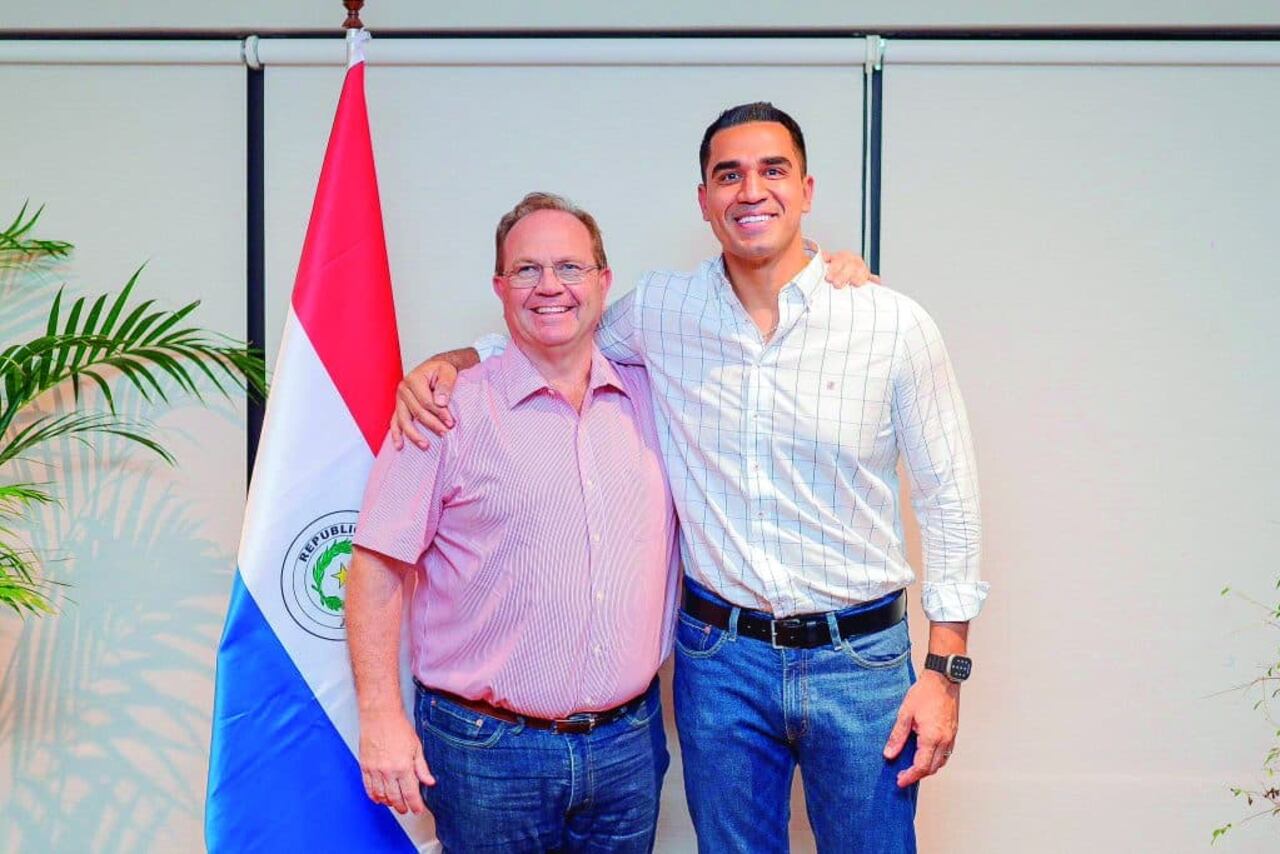 El titular de la Essap, Luis Fernando Bernal, en reunión con Camilo Pérez.