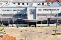 Forenses analizan restos humanos encontrados en una penitenciaría