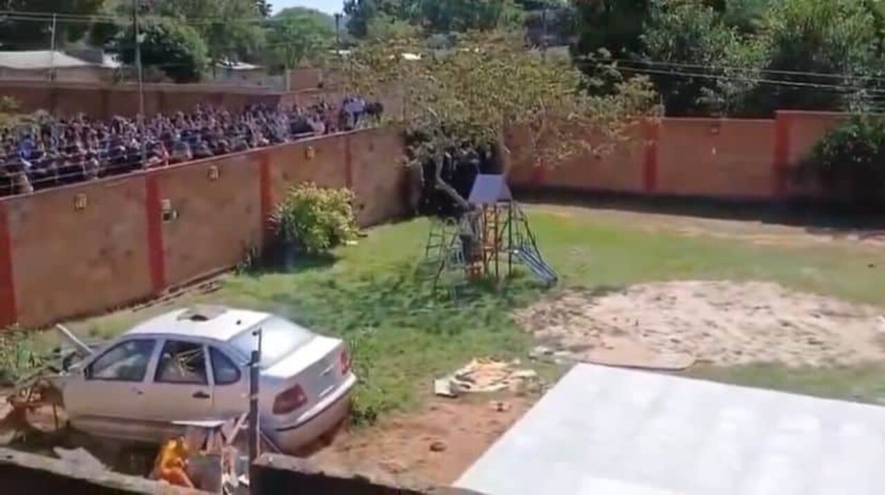 Momento de la detención dentro de la vivenda del sospechoso.