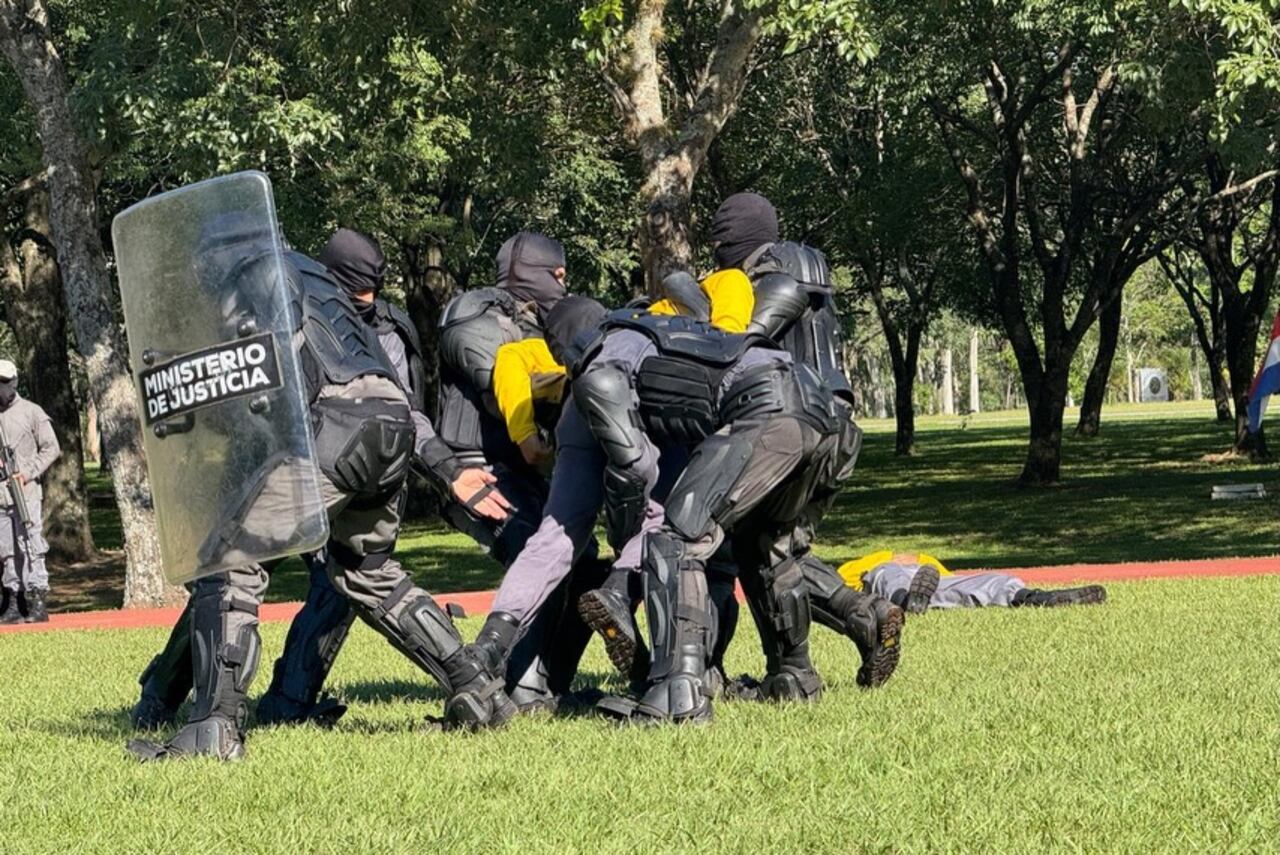 Durante el evento, los aspirantes realizaron una demostración sobre una situación deamotinamiento para demostrar la coordinación y la aplicación de protocolos aprendidos.