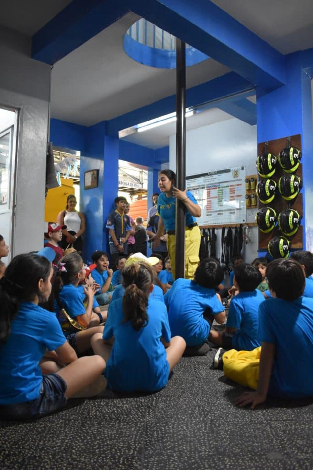 En estas actividades, los voluntarios aprovechan para llamar la atención de los adolescentespara que en un futuro se conviertan en bomberos.