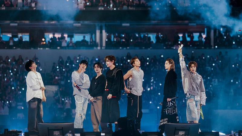 Fotografía cedida por Bighit Music que muestra a los integrantes de la banda surcoreana BTS durante un concierto. BTS desembarcó en Los Ángeles con la marea sonora de 'Arigang' para marcar su última parada en Estados Unidos en su segundo hogar, la ciudad que vio crecer al grupo y sirvió de estudio para dar vida a su esperado regreso musical.