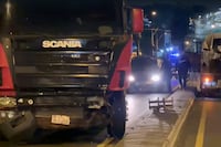 Militar alcoholizado pierde el control y choca de frente contra un camión en Acceso Sur