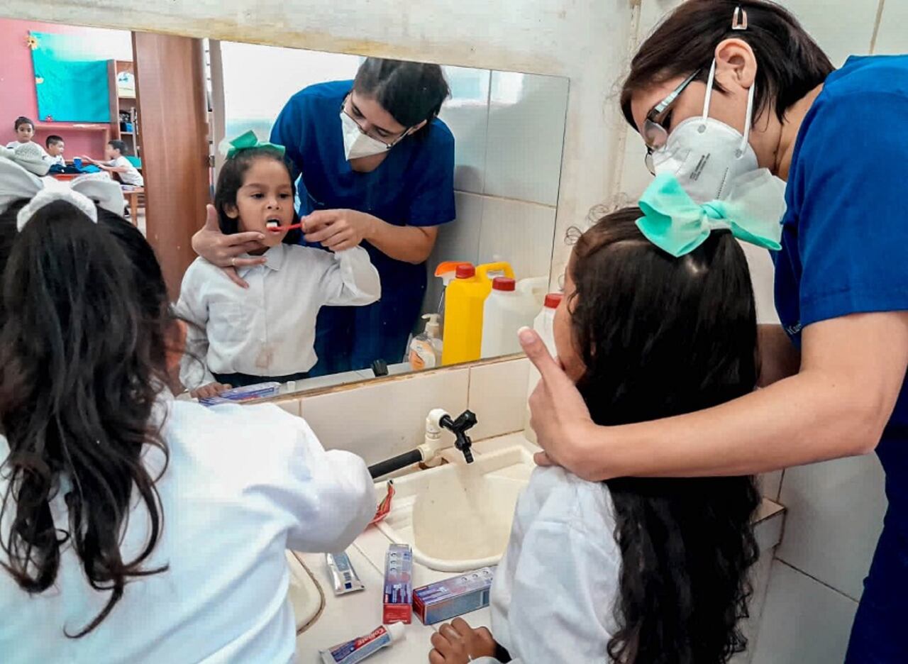 Para proteger la sonrisa en la primera infancia, es imperativo iniciar el cepillado desde la aparición del primer diente.