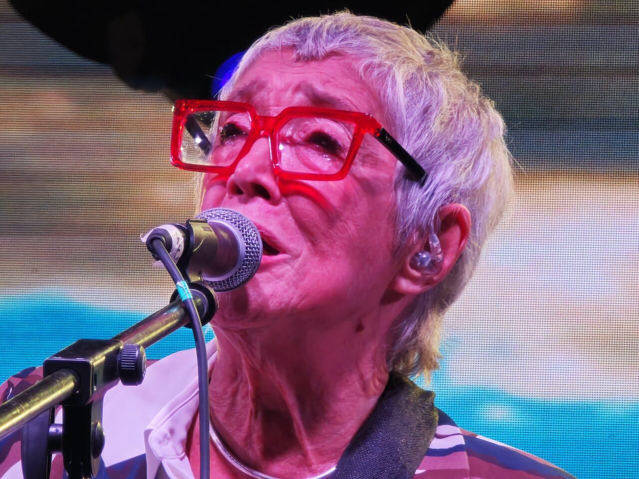 La cantante Teresa Parodi, en medio de su presentación y homenaje ante el público, se mostró muy conmovida.