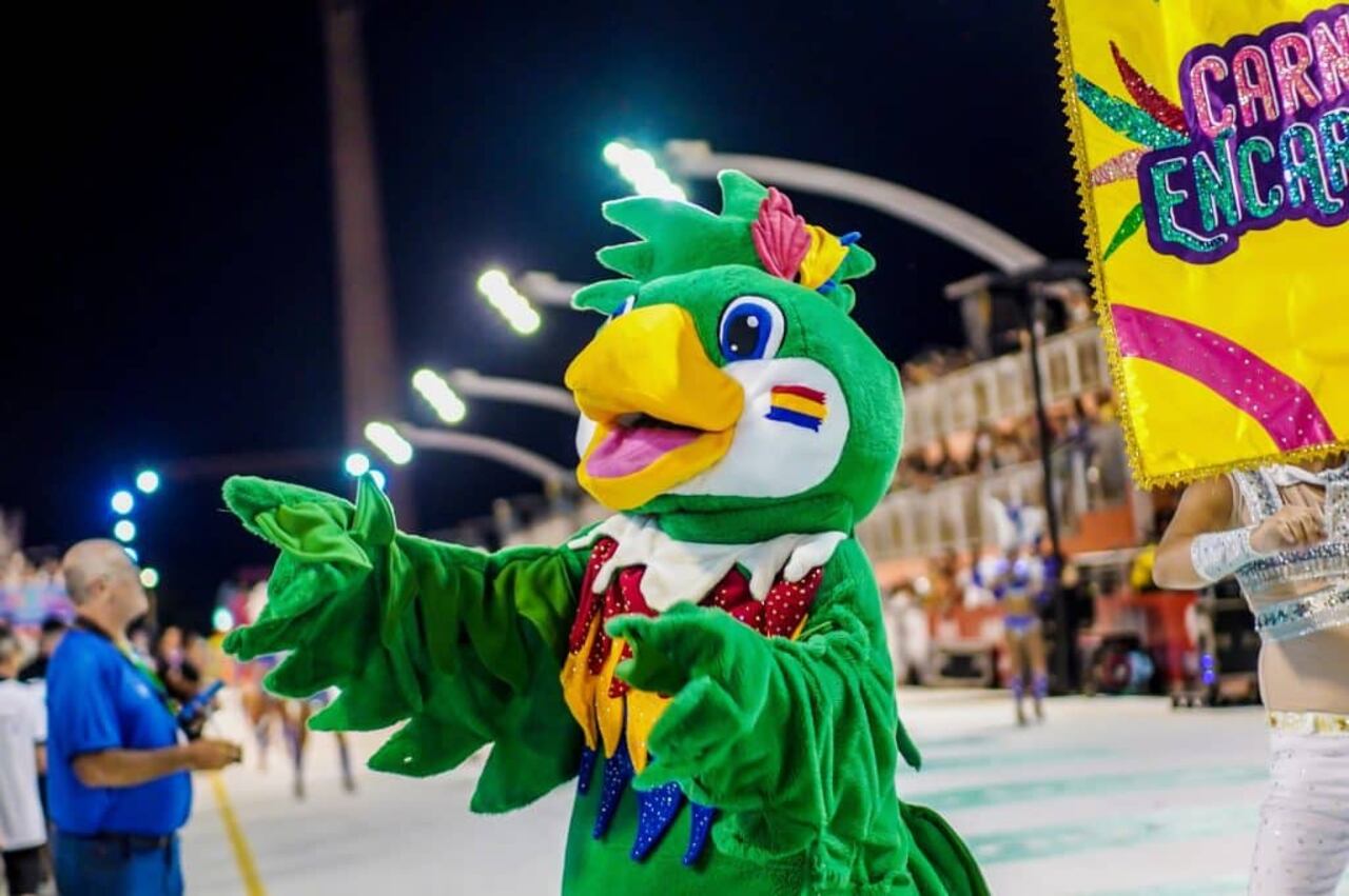 Kuki, mascota del Carnaval Encarnaceno 2025.