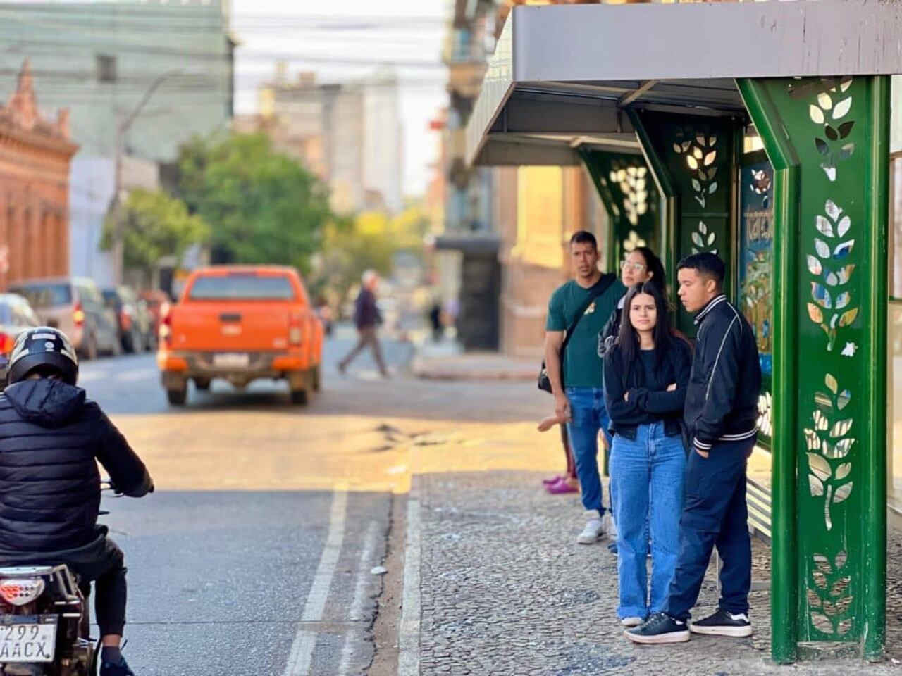 Pasajeros esperar incluso más de una hora por los buses. Muchos optan por utilizar el servicio de plataformas digitales para agilizar su llegada a destino.