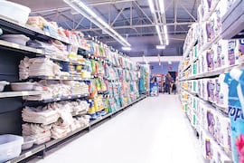 ¿Por qué la inflación baja y aún no se siente en los hogares?