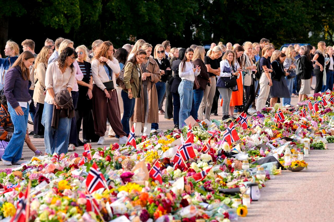Noruegos presentaron sus respetos a ante el palacio real de Noruega tras el fallecimiento del rey Harald V, en Oslo.