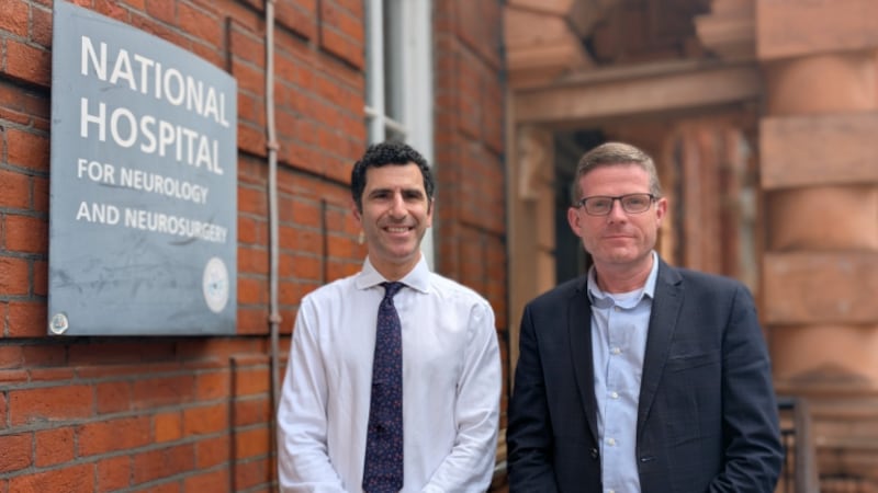 El neurocirujano y profesor de neurocirugía en el Instituto de Neurología Queen Square de la UCL, doctor Hani Marcus y el paciente Rhys Hibbert. (Foto: web del Hospital de la Universidad de Londres).