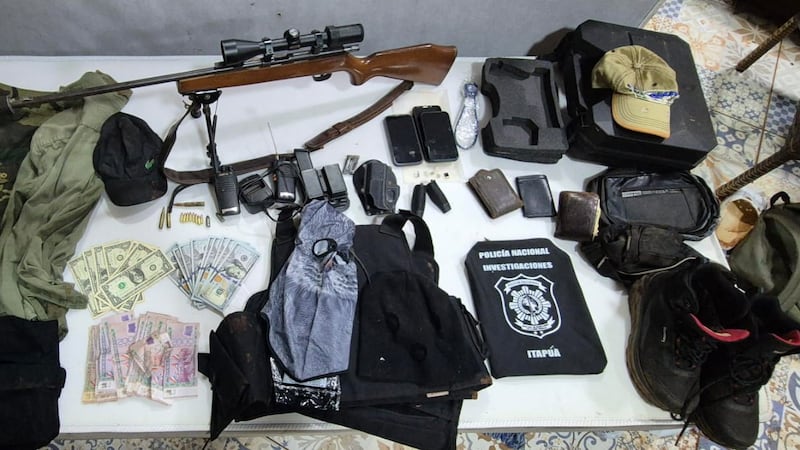 Rifle con mira telescópica, cartuchos, vestimenta táctica, pasamontañas, entre otros elementos requisados durante el allanamiento en el que fue detenido Milciades Raúl Vigo González, en Carlos Antonio López.