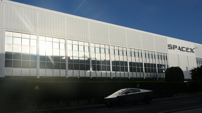 El logo de SpaceX en una fábrica de Tesla, en Hawthorne, California.