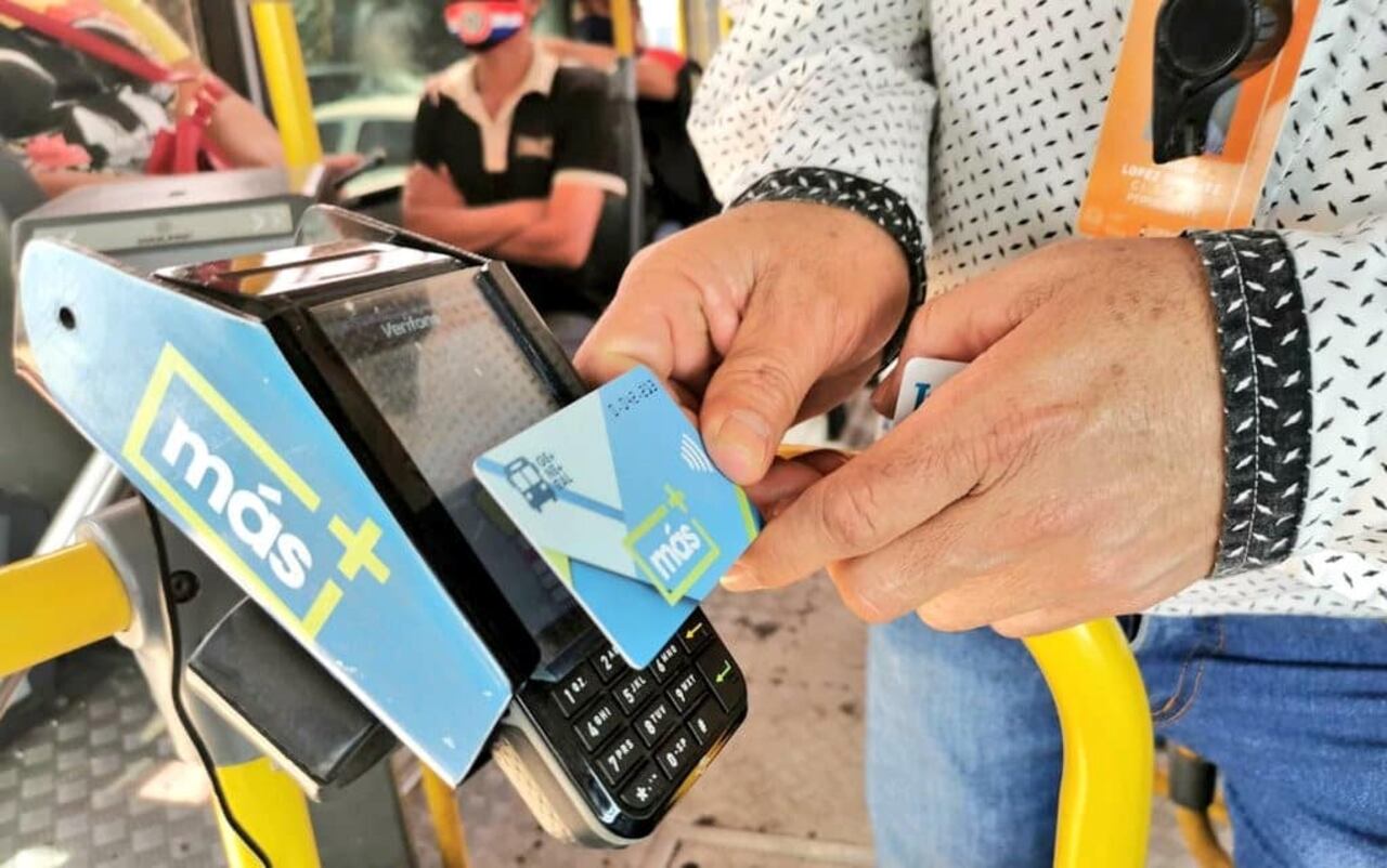 La tarjeta Más, de la empresa TDP, tiene un 30% de participación en el mercado. La tarjeta Jaha, de Cetrapam, tiene una cómoda posición mayoritaria. Ambas empresas obtienen ganancias con cada pasaje que pagan los usuarios.
