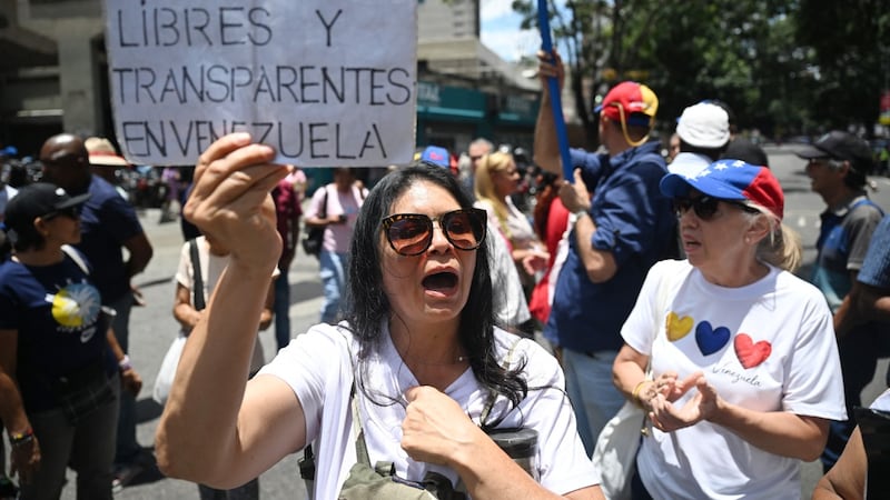 Venezolanos protestan contra la opacidad en la mesa de negociaciones entre el oficialismo y la oposición. También, exigen elecciones libres y transparentes lo antes posible.
